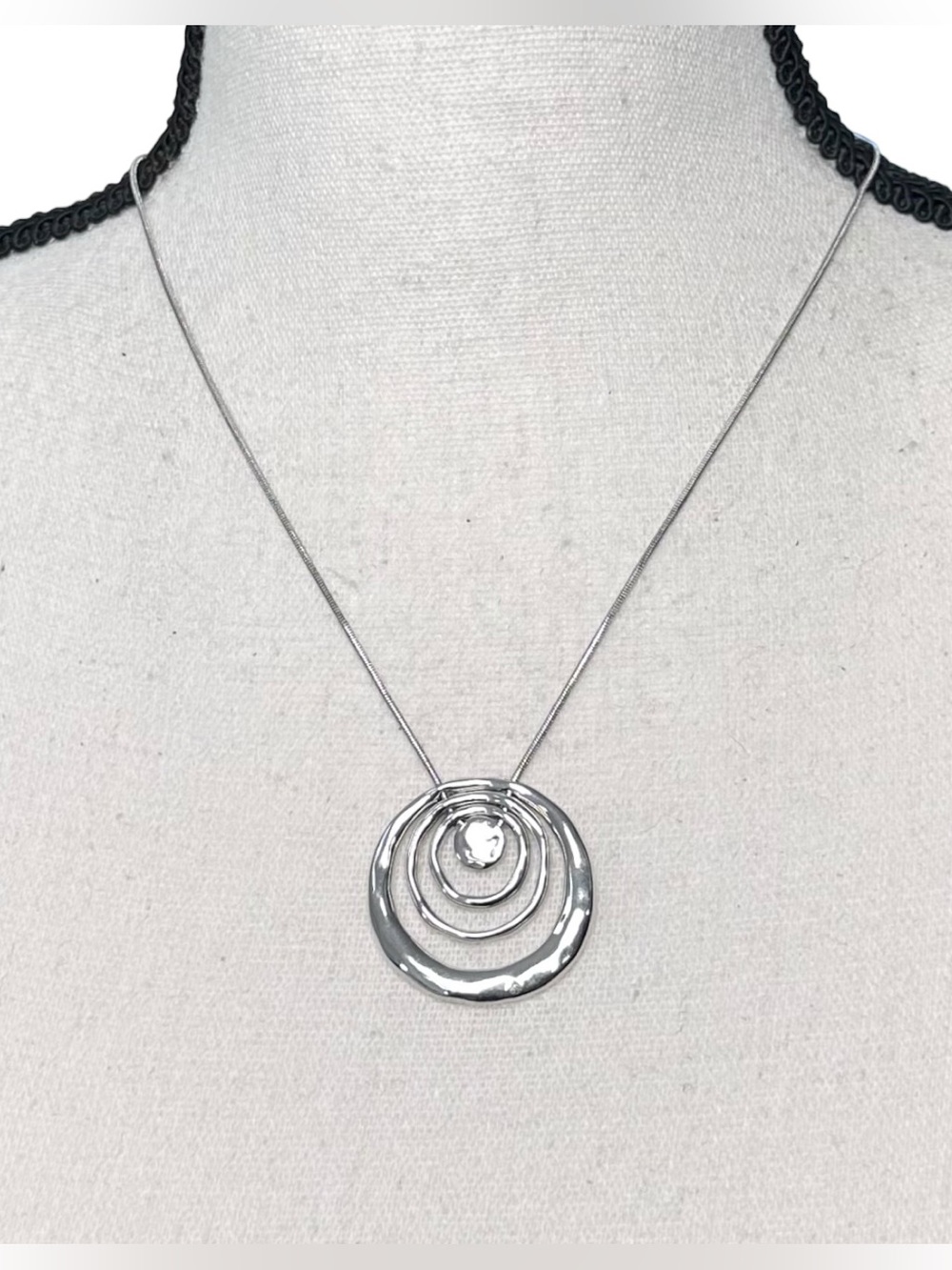 🤍 Silver Tone Concentric Circles Pendant Necklace